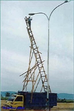 ouf travail sécurité humour Chute de hauteur Risque électrique Hauteur Electricité éclairage Echafaudage