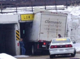 humour travail sécurité transport camion pont hauteur