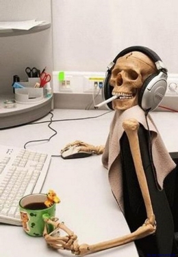 cadre squelette au bureau café cigarette travail sur ecran humour