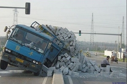 Transport camion renversé téléphone patron humour