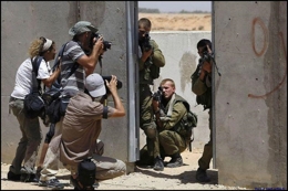 journalistes fou militaires action danger