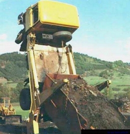 camion levé par benne trop chargée