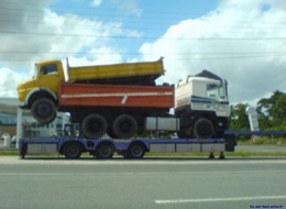 3 camions l'un sur l'autre hallucinant